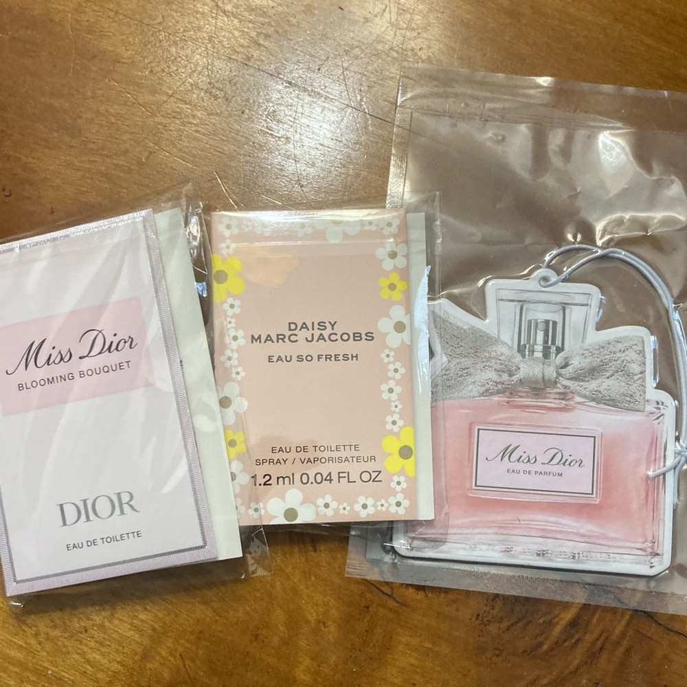 Dior Gift box with beautiful Dior products - Picture 4 of 11